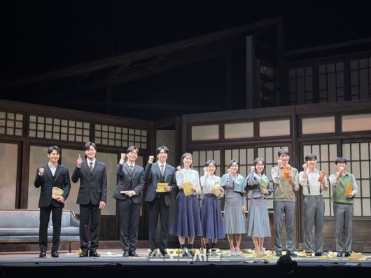 11일 뮤지컬 ‘팬레터’ 프레스콜에서 (왼쪽부터) ‘김해진’ 역 이규형·김종구·김경수·에녹, ‘히카루’ 역 김이후·강혜인·소정화·김희어라, ‘정세훈’ 역 원태민·문성일·김리현이 단체 사진을 촬영하고 있다. 사진 | 표권향 기자 gioia@sportsseoul,com