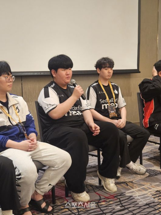 아즈라 ‘레드존’ 김평강이 11일(한국 시간) 태국 방콕 차트리움 그랜드 방콕에서 열린 PGC 2025 프레스데이에서 각오를 밝히고 있다. 방콕 | 강윤식 기자 skywalker@sportsseoul.com