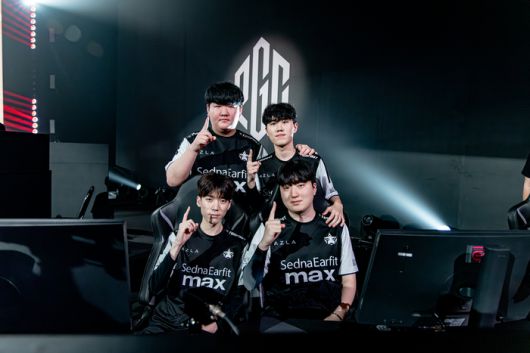 PGC 2025 출전 중인 아즈라 펜타그램 선수들이 포즈를 취하고 있다. 사진 | 크래프톤