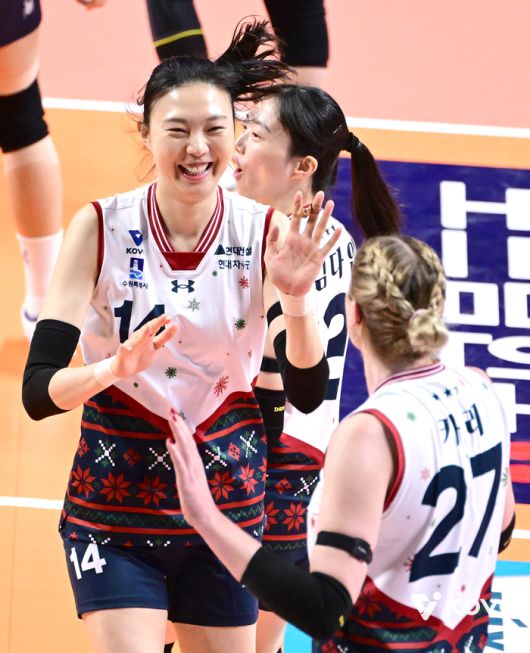 양효진과 하이파이브를 하는 카리.제공 | 한국배구연맹