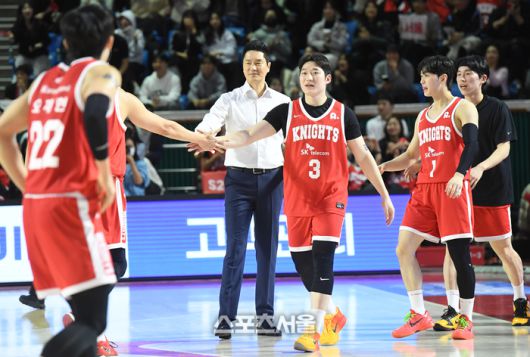 SK 전희철 감독(가운데)이 17일 잠실학생체육관에서 열린 202-2026 프로농구 KT와 경기에서 동점 득점을 한 선수들과 하이파이브를 하고 있다. 잠실학생 | 박진업 기자 upandup@sportsseoul.com