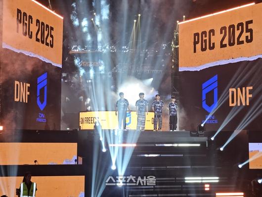 DNF가 12일(한국 시간) 태국 방콕 시암 파라곤에서 열린 PGC 2025 그랜드 파이널 1일차에 앞서 경기장에 입장하고 있다. 방콕 | 강윤식 기자 skywalker@sportsseoul.com