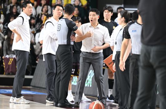 조상현 감독이 심판진에 항의를 하고 있다. 사진 | KBL