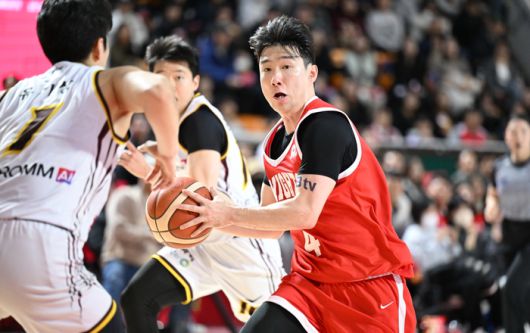 김낙현이 경합을 펼치고 있는 모습. 사진 | KBL