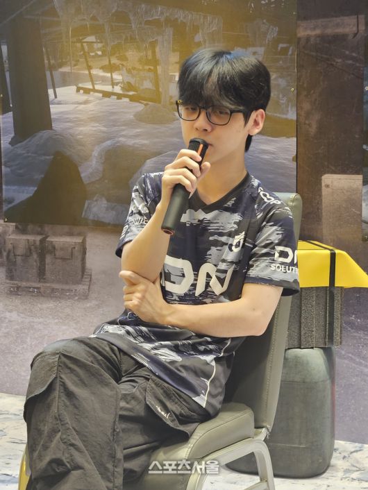 DNF ‘규민’ 심규민이 13일(한국 시간) 태국 방콕 시암 파라곤에서 열린 PGC 2025 그랜드 파이널 2일차 취재진 인터뷰에 응하고 있다. 방콕 | 강윤식 기자 skywalker@sportsseoul.com