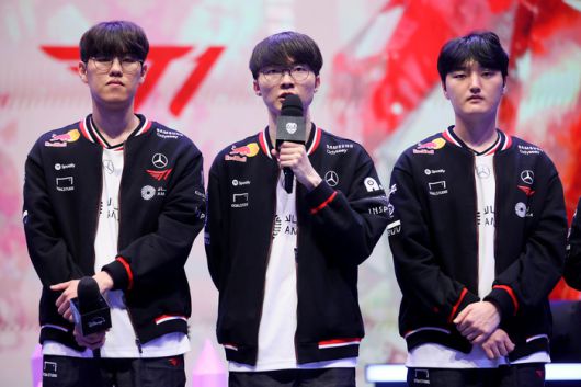 T1 ‘오너’ 문현준(왼쪽), ‘페이커’ 이상혁(가운데), ‘페이즈’ 김수환. 사진 | e스포츠협회