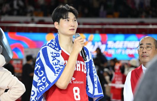 안영준이 경기 승리를 거둔 뒤 팬과 소통하는 모습. 사진 | KBL