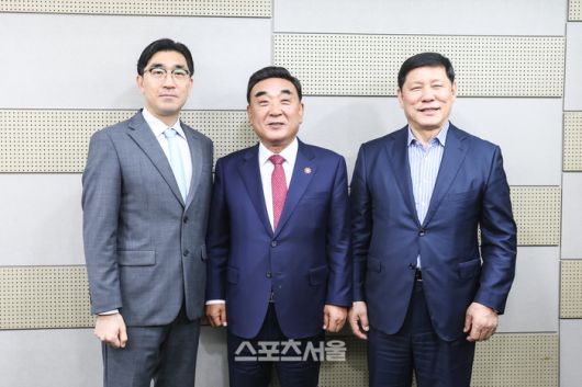 (왼쪽부터) NC 이진만 대표, 김두겸 울산시장, KBO 허구연 총재가 16일 울산 문수구장에서 첫 공식 교류를 가졌다. 사진 | 스포츠서울DB