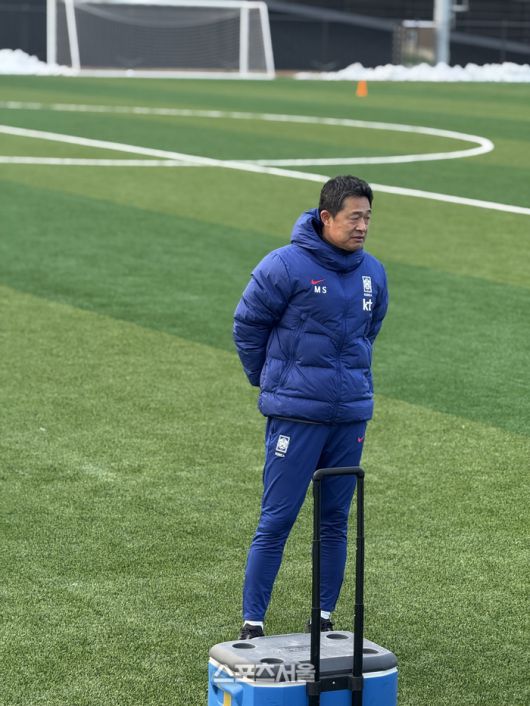 훈련 모습을 지켜보는 이민성 감독.천안 | 정다워 기자