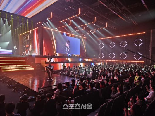 펍지 유나이티드 현장을 찾은 팬들이 12일(한국 시간) 태국 방콕 시암 파라곤에서 열린 PGC 2025 그랜드 파이널 오프닝 세리머니를 즐기고 있다. 방콕 | 강윤식 기자 skywalker@sportsseoul.com