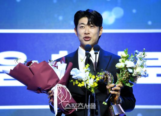 KBO 3루수부문 수비상 키움 송성문이 24일 서울 송파 롯데호텔 월드에서 열린 2025 KBO 시상식에서 소감을 밝히고 있다. 최승섭기자 thunder@sportsseoul.com