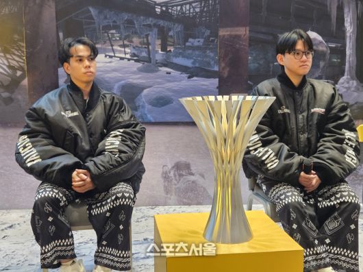 풀센스 ‘루쉬’ 감독(왼쪽)과 ‘벨모스’가  14일 태국 방콕 시암 파라곤에서 열린 PGC 2025 그랜드 파이널 취재진 인터뷰에 임하고 있다. 방콕 | 강윤식 기자 skywalker@sportsseoul.com