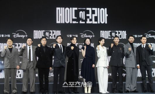 15일 서울 강남구 그랜드 인터컨티넨탈 파르나르에서 진행된 디즈니+ 오리지널 시리즈 ‘메이드 인 코리아’ 제작발표회에서 우민호 감독과 출연 배우들이 취재진을 향해 포즈를 취하고 있다. 왼쪽부터 우민호 감독, 박용우, 노재원, 강길우, 정성일, 원지안, 서은수, 우도환, 정우성, 현빈.  ‘메이드 인 코리아’는 1970년대 혼란과 도약이 공존했던 대한민국, 국가를 수익모델로 삼아 부와 권력의 정점에 오르려는 사내 백기태(현빈 분)와 그를 끝까지 추적하는 검사 장건영(정우성 분)이 시대를 관통하는 거대한 사건들과 직면하는 이야기를 그리고 있으며 현빈, 정우성, 우도환, 서은수, 원지안, 정성일, 강길우, 노재원, 박용우가 출연하고 우민호 감독이 메가폰을 잡았다. 2025. 12. 15. 박진업 기자 upandup@sporsseoul.com