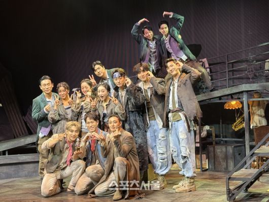 15일 뮤지컬 ‘시지프스’ 프레스콜에서 ‘언노운’ 역 이형훈·송유택·김하경·조환지, ‘포엣’ 역 리헤이·박선영·윤지우, ‘클라운’ 역 정민·임강성·박유덕·김대곤, ‘아스트로’ 역 이후림·김태오·이선우가 단체 사진을 촬영하고 있다. 사진 | 표권향 기자 gioia@sportsseoul.com