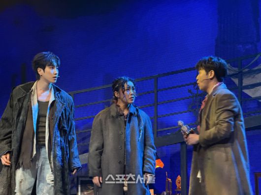 15일 뮤지컬 ‘시지프스’ 프레스콜에서 (왼쪽부터) ‘아스트로’ 역 이선우, ‘포엣’ 역 리헤이, ‘언노운’ 역 송유택이 대표 넘버 ‘스테이지’를 시연하고 있다. 사진 | 표권향 기자 gioia@sportsseoul.com