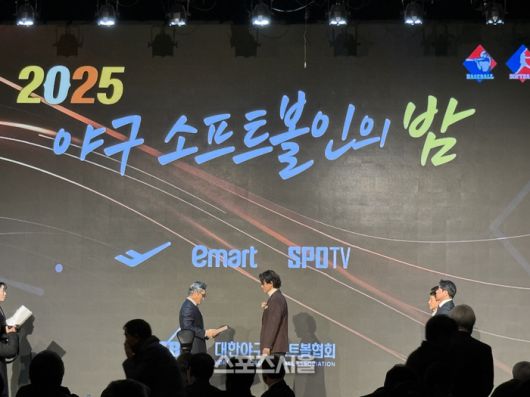 박찬호가 대한야구소프트볼협회 양해영 회장으로부터 감사패를 받고 있는 모습. 방이 | 박연준 기자 duswns0628@sportsseoul.com