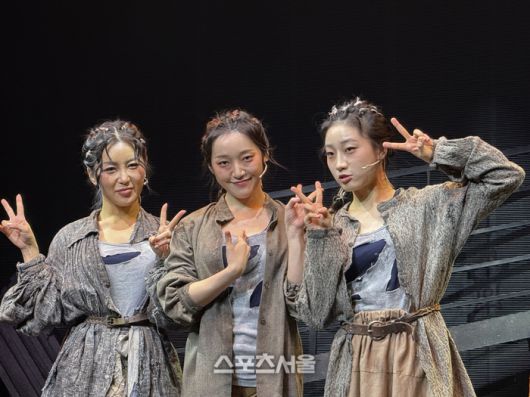 15일 뮤지컬 ‘시지프스’ 프레스콜에서 (왼쪽부터) ‘포엣’ 역 리헤이·박선영·윤지우가 단체 사진을 촬영하고 있다. 사진 | 표권향 기자 gioia@sportsseoul.com