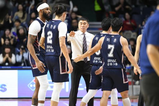 이상민 감독이 선수들과 하이파이브를 하고 있다. 사진 | KBL