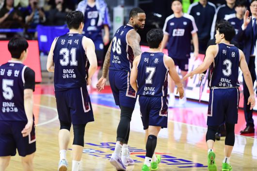 KCC 선수들이 하이파이브를 하고 있다. 사진 | KBL