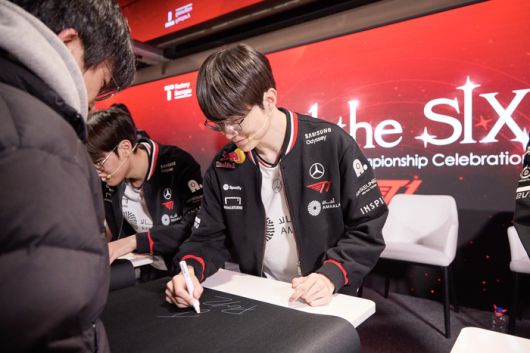 T1 ‘페이커’ 이상혁이 15일 T팩토리 성수에서 진행된 ‘2025 리그 오브 레전드 월드 챔피언십’ 우승 기념 팬미팅에서 팬에게 사인하고 있다. 사진 | SK텔레콤