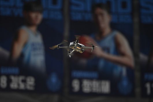 드론이 고양 소노아레나에서 열린 2025~26 LG전자 프로농구 고양 소노와 울산 현대모비스전을 촬영하고 있다. 사진 | KBL
