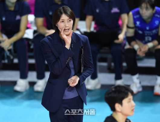 흥국생명 요시하라 토모코 감독이 3일 인천 삼산월드체육관에서 열린 2025~2026 V-리그 도로공사와 경기에서 작전지시를 하고 있다. 2025. 12. 3.삼산 | 최승섭기자 thunder@sportsseoul.com