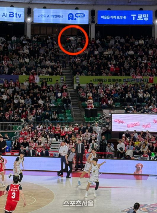 드론이 13일 잠실학생체육관에서 열린 2025~26 LG전자 프로농구 3라운드 서울SK와 창원LG전을 촬영하고 있다. 잠실학생 | 박연준 기자 duswns0628@sportsseoul.com