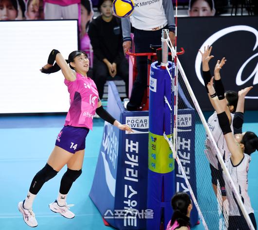 흥국생명 정윤주가 3일 인천 삼산월드체육관에서 열린 2025~2026 V-리그 도로공사와 경기에서 강스파이크를 날리고 있다. 2025. 12. 3.삼산 | 최승섭기자 thunder@sportsseoul.com