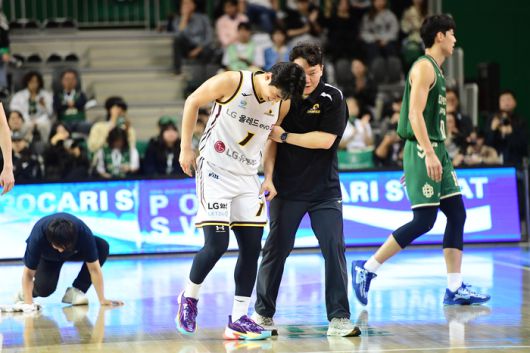 LG 유기상이 8일 원주DB프로미아레나에서 열린 2025~26 LG전자 프로농구 원주 DB전에서 부상을 당한 후 부축을 받고 있다. 사진 | KBL