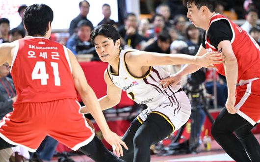 창원 LG 유기상이 서울잠실학생체육관에서 열린 2025~26시즌 LG전자 프로농구 3라운드 서울 SK전에서 돌파를 시도하고 있다. 사진 | KBL