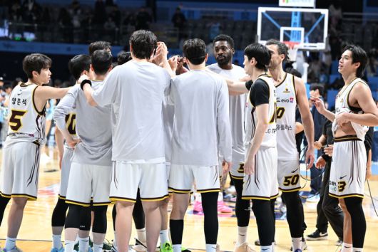 창원 LG 선수단이 고양소노아레나에서 열린 2025~26시즌 LG전자 프로농구 3라운드 고양 소노전 승리 후 환호하고 있다. 사진 | KBL