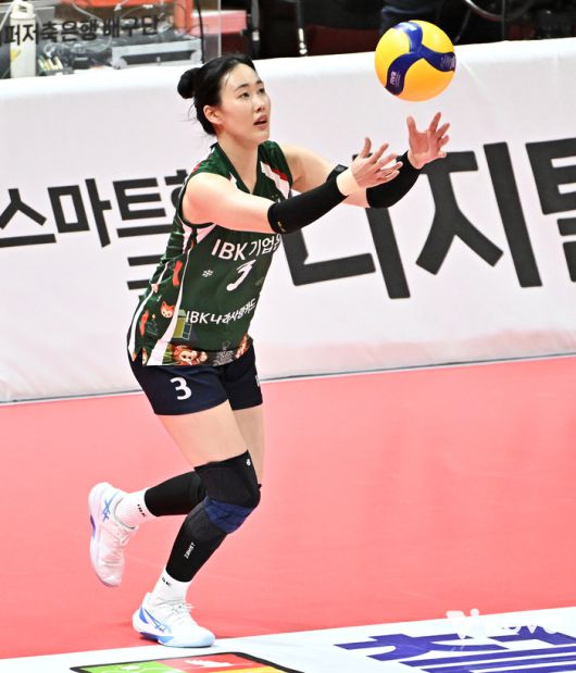 서브를 시도하는 기업은행 세터 박은서.제공 | 한국배구연맹
