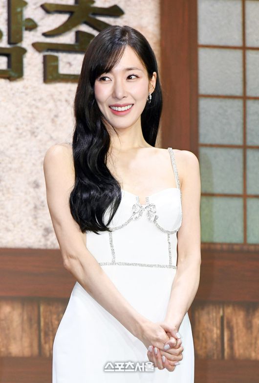 배우 티파니 영이 8일 오전 서울 강남구 그랜드 인터컨티넨탈 서울 파르나스에서 진행된 디즈니+ ‘삼식이 삼촌’ 제작발표회에서 취재진을 향해 포즈를 취하고 있다.‘삼식이 삼촌’은 전쟁 중에도 하루 세끼를 반드시 먹인다는 삼식이 삼촌(송강호)과 모두가 잘 먹고 잘 사는 나라를 만들고자 했던 엘리트 청년 김산(변요한)이 혼돈의 시대 속 함께 꿈을 이루고자 하는 뜨거운 이야기를 그리고 있으며 배우 송강호, 변요한, 이규형, 진기주, 서현우, 오승훈, 주진모, 티파니 영, 유재명 등이 출연하며 신연식 감독이 연출을 맡았다. 2024. 5. 8. 박진업 기자 upandup@sportsseoul.com