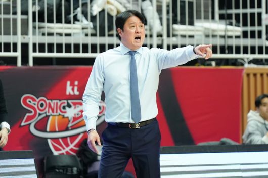 문경은 감독이 작전 지시를 하고 있다. 사진 | KBL