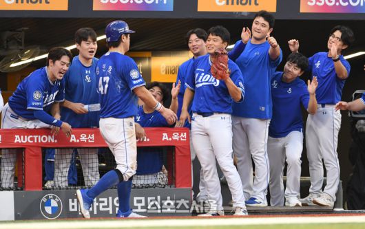 삼성 강민호가 6일 인천 SSG랜더스필드에서 열린 2025 KBO리그 SSG와 경기 4회초 1사 1루 상황에서 김영웅의 2루타에 1루에서 홈까지 뛰어 득점한 뒤 동료들과 하이파이브를 하고 있다. 문학 | 박진업 기자 upandup@sportsseoul.com