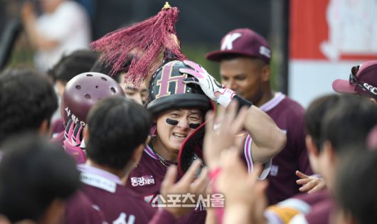 키움 최주환이 3일 수원 KT위즈파크에서 열린 2025 KBO리그 KT와 경기 4회초 2사 우월홈런을 날린 후 동료들과 하이파이브를 하고 있다. 수원 | 최승섭기자 thunder@sportsseoul.com