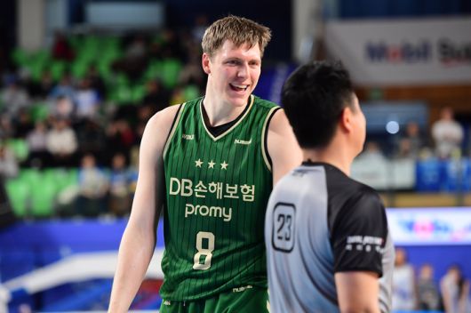 엘런슨이 득점 후 웃어 보이고 있다. 사진 | KBL