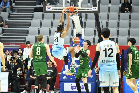 힉스가 덩크슛을 성공한 모습. 사진 | KBL