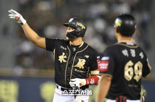 KT 황재균KT 황재균이 11일 서울 잠실구장에서 열린 2025 KBO리그 LG와 경기 7회초 무사1,3루 1타점 좌전안타를 친 후 세리머니를 하고 있다. 잠실 | 최승섭기자 thunder@sportsseoul.com