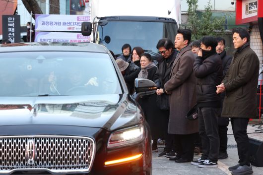 서울 종로구 한예극장 앞에서 열린 배우 윤석화의 노제에서 동료들이 운구차를 배웅하고 있다. 2025.12.21 연합뉴스