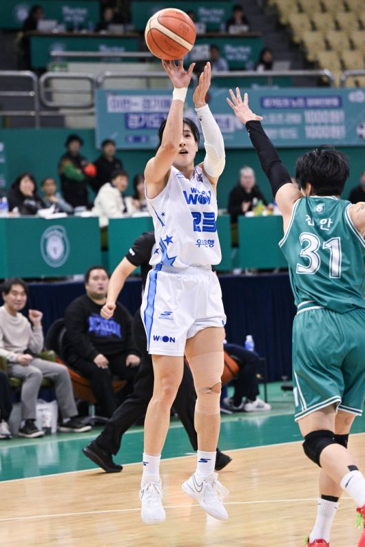 우리은행 김단비가 21일 부천체육관에서 열린 BNK금융 2025~2026 여자프로농구 정규리그 하나은행전에서 3점슛을 던지고 있다. 사진 | WKBL