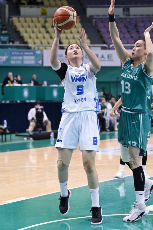 우리은행 한엄지가 21일 부천체육관에서 열린 BNK금융 2025~2026 여자프로농구 정규리그 하나은행전에서 슛을 던지고 있다. 사진 | WKBL
