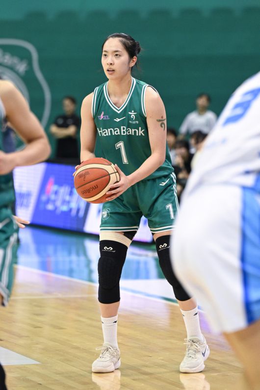 하나은행 박소희가 21일 부천체육관에서 열린 BNK금융 2025~2026 여자프로농구 정규리그 우리은행과 경기에서 3점슛을 던지고 있다. 사진 | WKBL