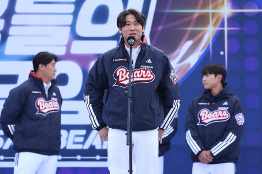 두산 박찬호가 23일 서울 잠실구장에서 열린 2025 곰들의 모임에서 팬들에게 인사를 하고 있다. 사진 | 두산 베어스