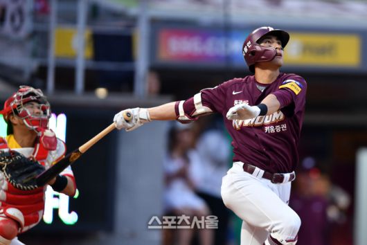 키움 이정후가 4일 2023 KBO리그 SSG전에서 8회초 선두타자로 나와 우월 동점 솔로홈런을 터트린 후 홈인하고 있다. 사진 | 스포츠서울DB