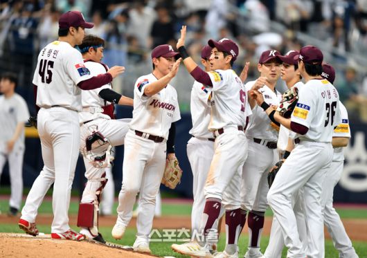 키움 선수들이 5일 서울 고척스카이돔에서 열린 2023 KBO리그 NC전에서 2-0으로 승리한 후 자축하고 있다. 사진 | 스포츠서울DB