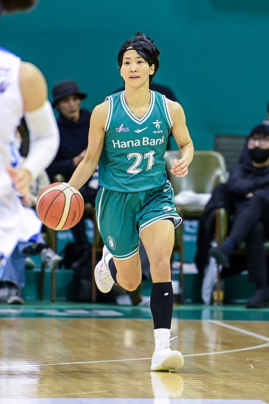 하나은행 이이지마 사키가 21일 부천체육관에서 열린 BNK금융 2025~2026 여자프로농구 정규리그 우리은행과 경기에서 드리블 하고 있다. 사진 | WKBL