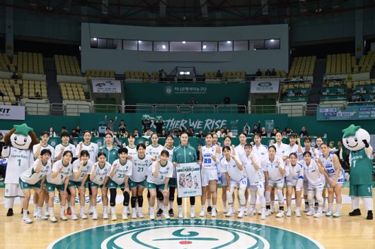 하나은행 김정은이 21일 부천체육관에서 열린 BNK금융 2025~2026 여자프로농구 우리은행전에서 통산 최다 601경기 출전 신기록을 작성했다. 하프타임 시상식 후 양 팀 선수들이 모두 나와 기념촬영을 하고 있다. 사진 | WKBL