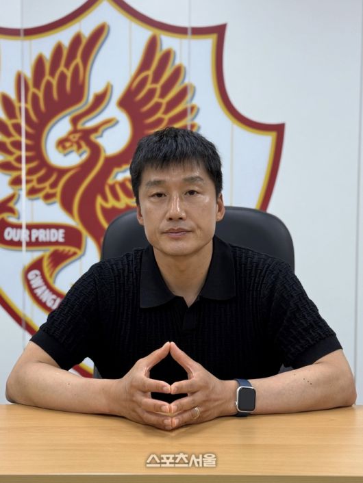 광주FC 이정효 감독이 지난 6월 20일 광주축구전용경기장에서 본지와 만나 인터뷰하고 있다.광주 | 정다워 기자