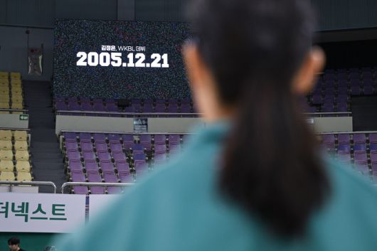 하나은행 김정은이 21일 부천체육관에서 열린 BNK금융 2025~2026 여자프로농구 우리은행전에서 통산 최다 601경기 출전 신기록을 작성했다. 하프타임 때 열린 시상식 때 상영된 기념 영상에서 데뷔일이 나오고 있다. 사진 | WKBL